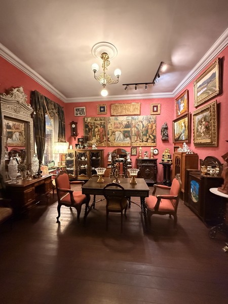 Незабываемое путешествие по разным эпохам, посетив только одну локацию. Соня - восхитительный гид. Было атмосферно и