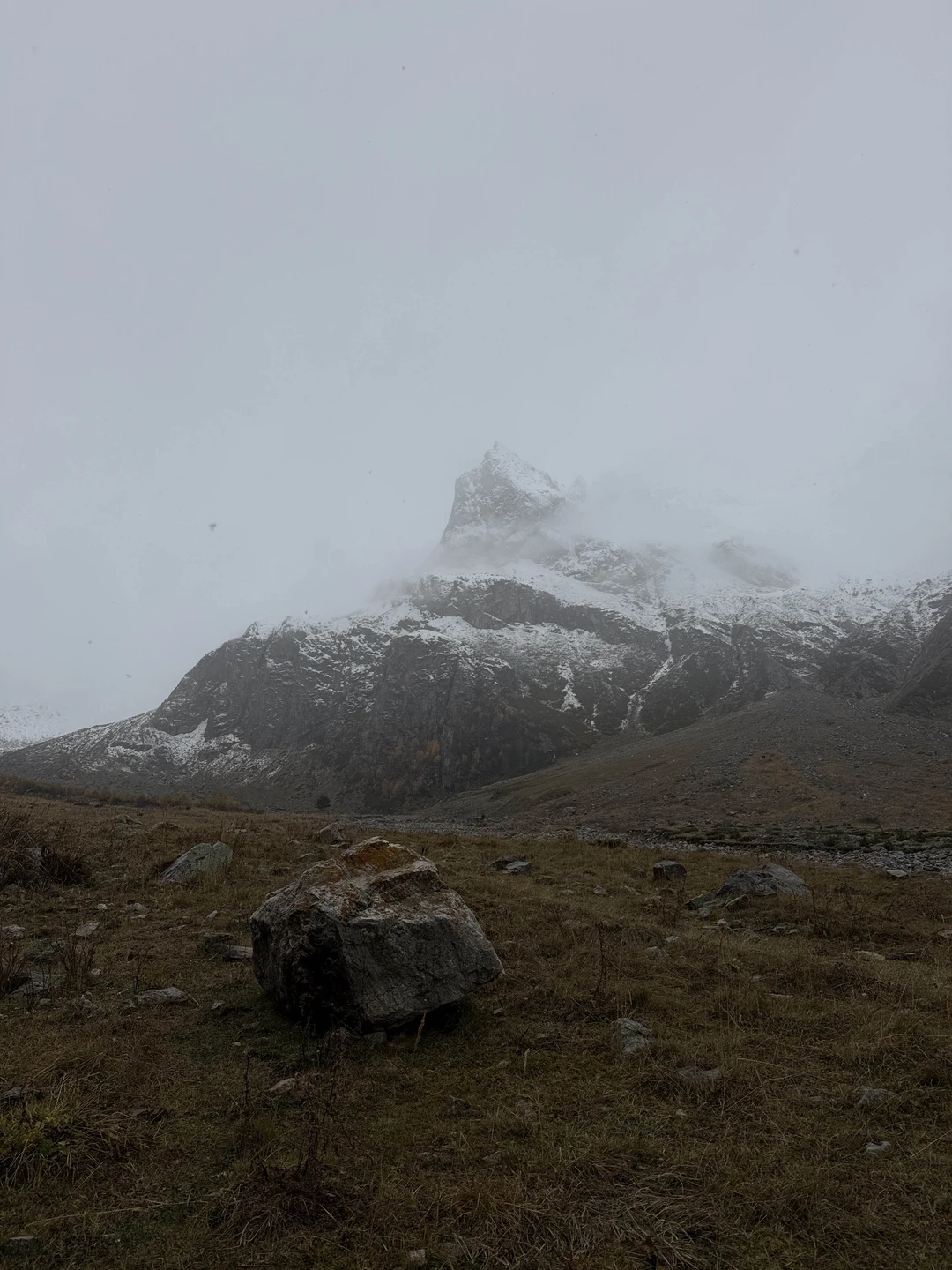 Уллу-тау встретила нас снегом, что добавило изюминку к нашей поездке. Гид Камиль окружил группу заботой и интересными рассказами о самой горе и КМВ