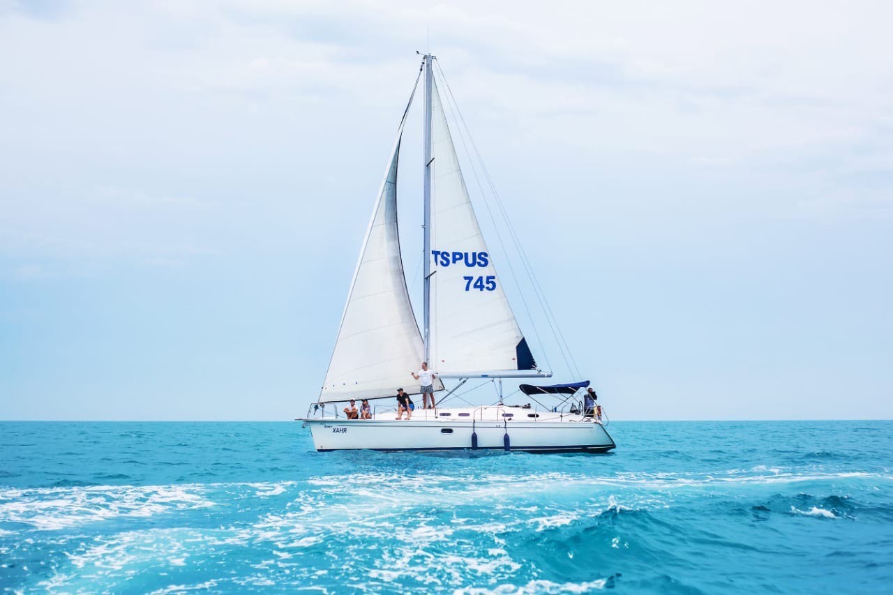 Морская прогулка на двухпалубной яхте