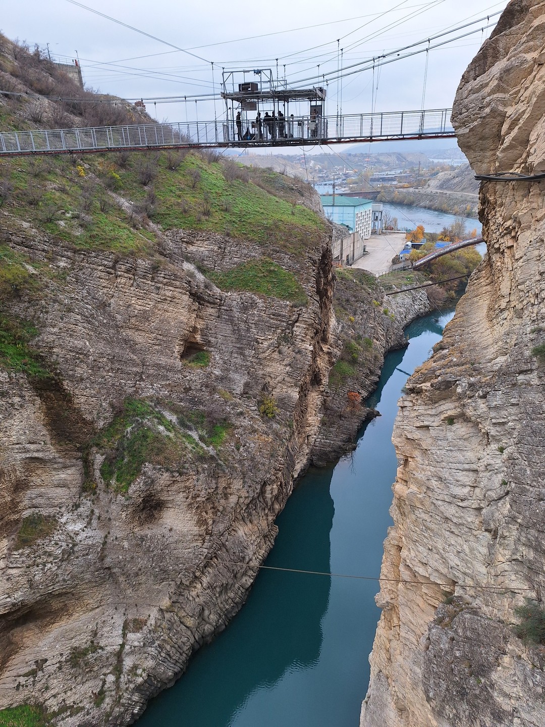 Водитель Рашид прекрасно знает свою работу. Джавгарат замечательный гид, любит свою работу, всю дорогу рассказывала о