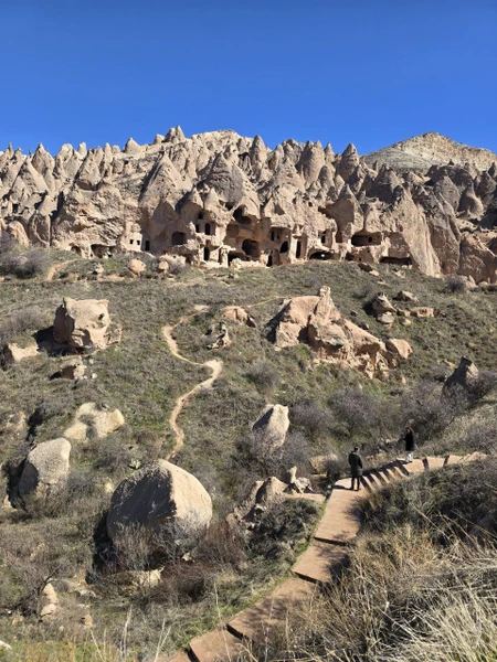 впечатление приятное, запомнились дома в "каменных столбах", город подземный