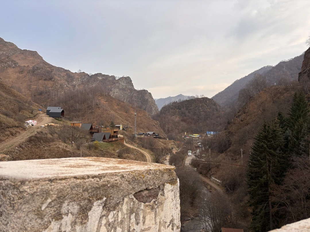 Отличная дорога, комфортная машина с профессионалом за рулем и красота вокруг) По организации все супер: на