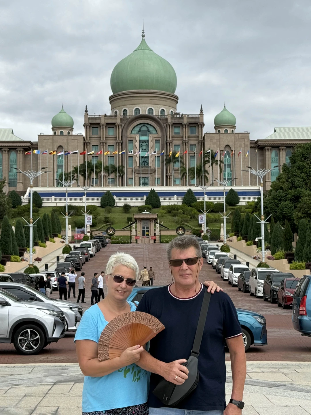 Артур организовал и провел обзорную экскурсию превосходно. Скорректировал и внес изменения в план по нашей просьбе