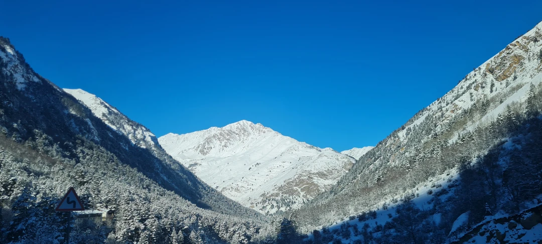 Поездка на Эльбрус зимой — это особое переживание, совсем не похожее на летние путешествия. Здесь всё
