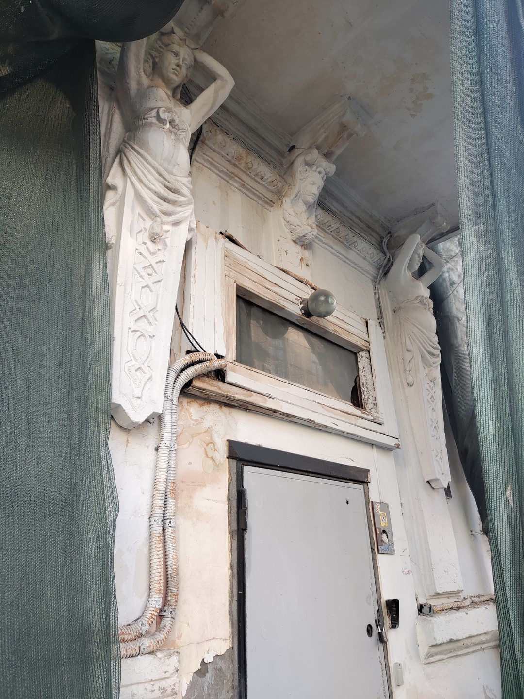 Экскурсия очень понравилась. Было интересно послушать интересные истории и с юмором, и непринужденно прогуляться по переулкам