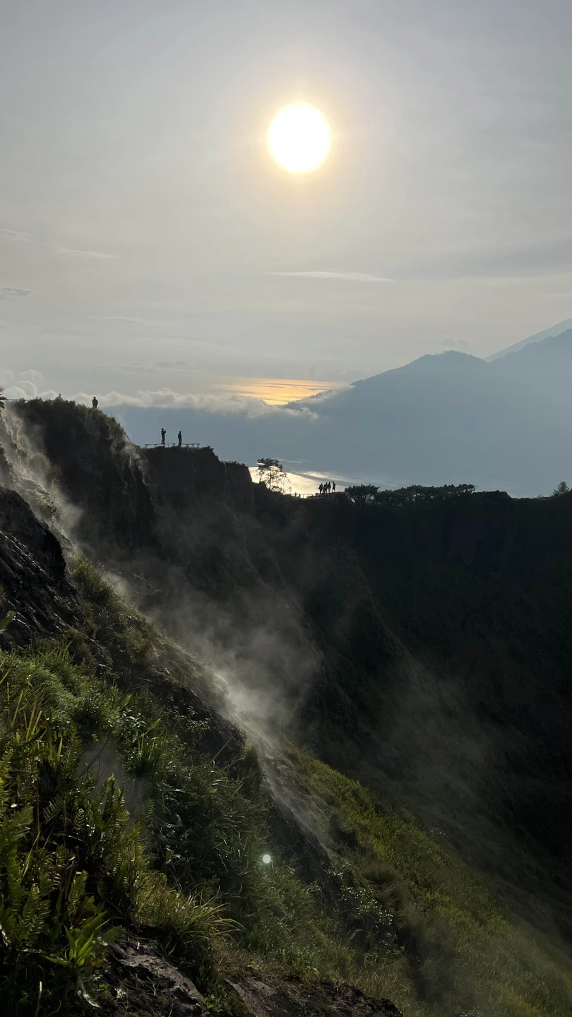 Восхождение на вулкан Батур это конечно незабываемый маршрут, но оно того стоит. Главное прошу обратить внимание