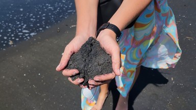 Пляж с чёрным песком