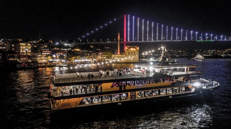 Круиз-шоу по Босфору на огромном лайнере