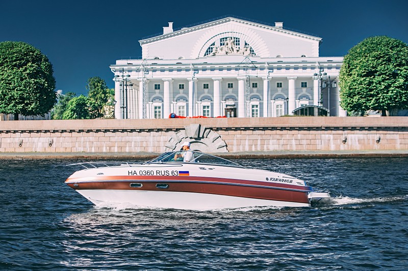 На катере к Большеохтинскому мосту + напиток на борту