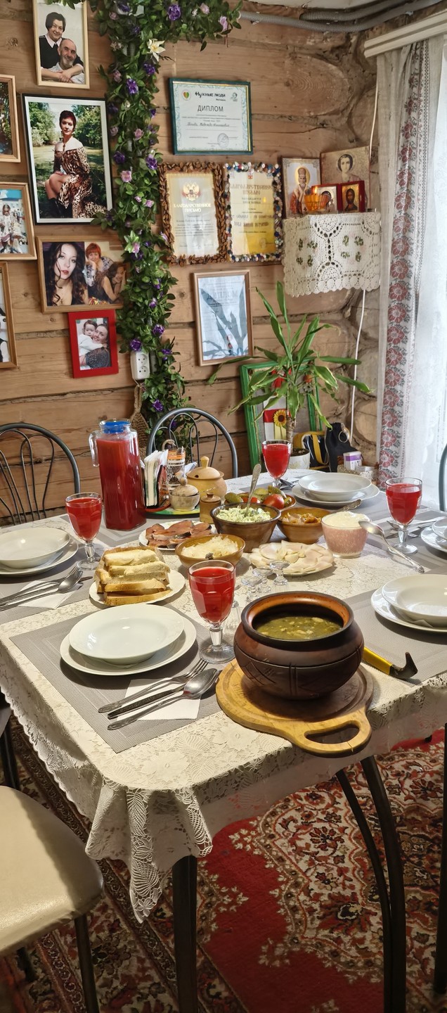 Экскурсией это назвать сложно, так как вы получаете не только прекрасного гида, который увлечённо расскажет вам