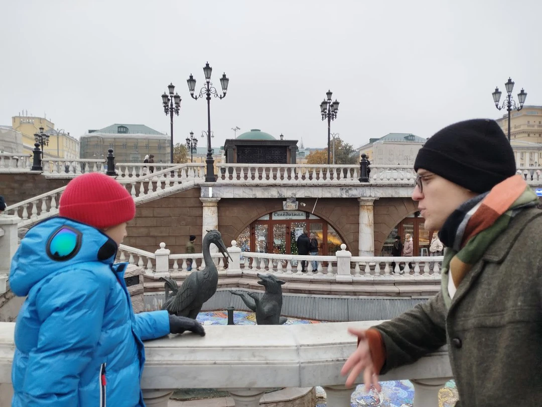 Были на экскурсии вместе с внуком 6,5 лет, мы оказались единственными слушателями, и гид Никита провел