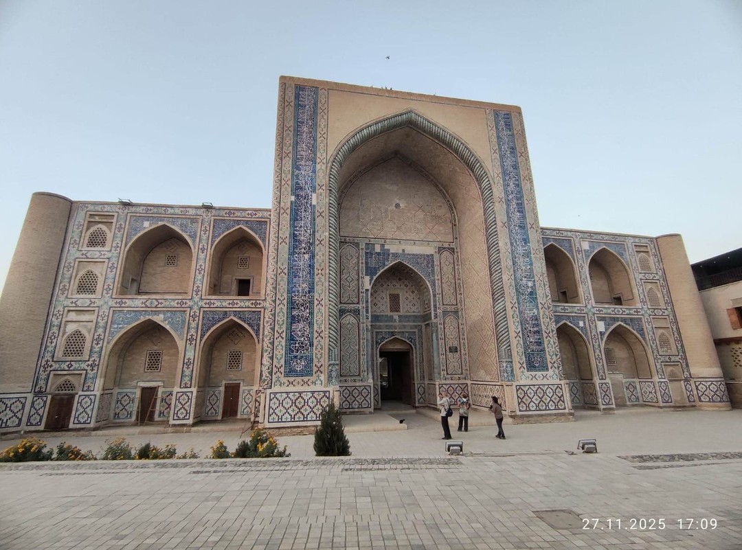 Сегодня у нас была замечательная экскурсия по древней Бухаре в которую нас погрузила великолепный экскурсовод по имени Дильробо