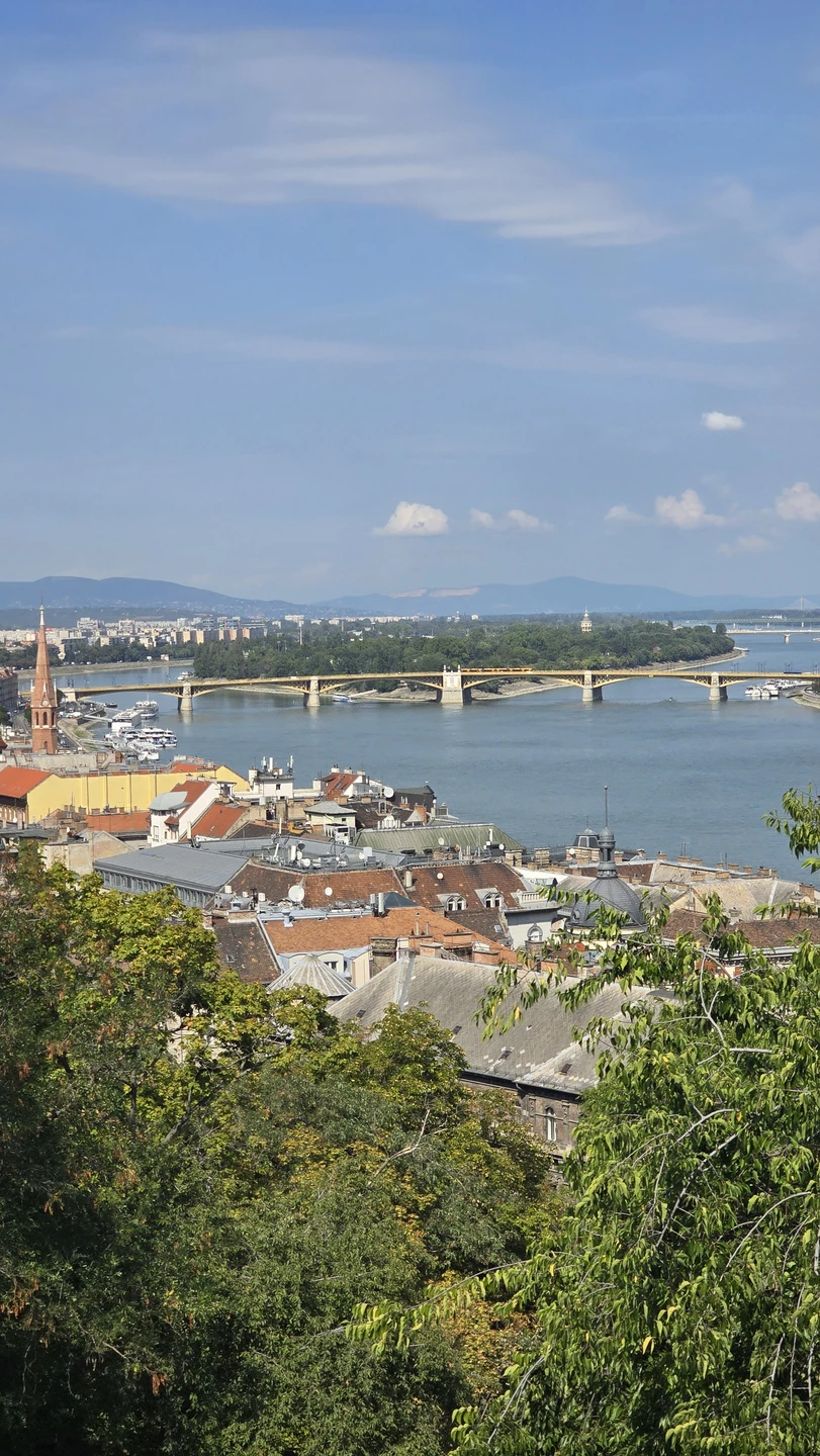 Аркадий прокатил нас по всему городу с комфортном, с остановками на всех основных достопримечательностях. Он рассказал