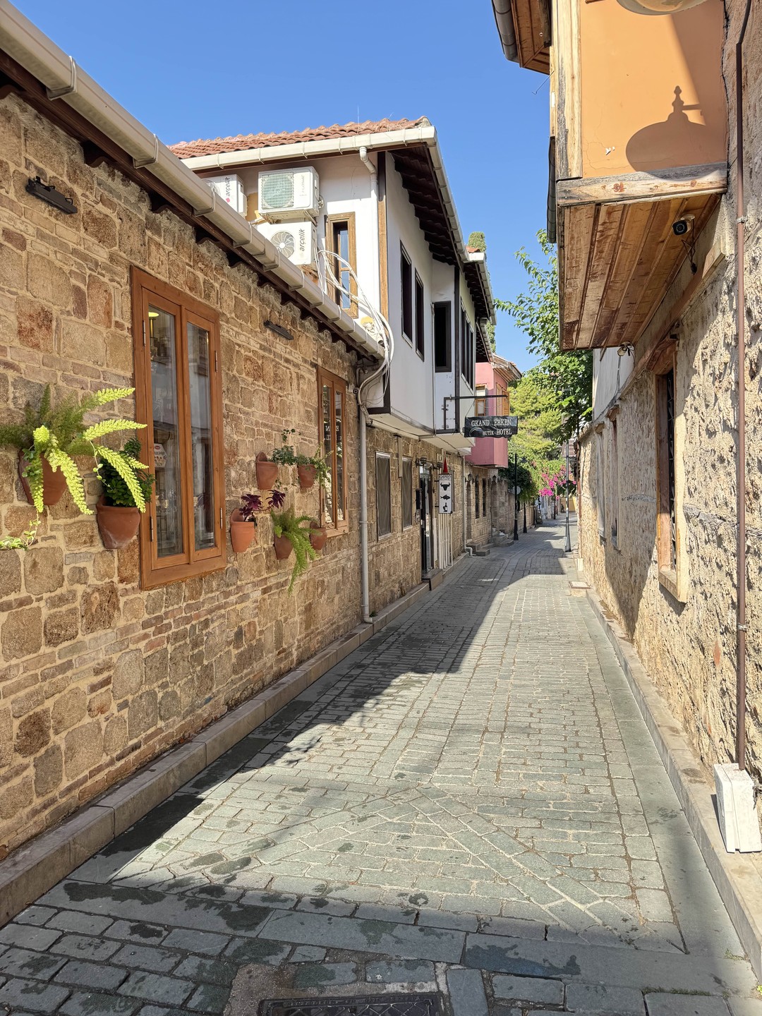 Экскурсия понравилась своим спокойным и размеренным темпом. Прогулка получилась приятная и познавательная. По мимо своего материала