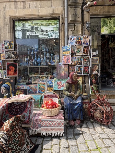 Добрый день. Вчера у нас был гид Севендик,прекрасный молодой человек,много знает,интересно рассказывает,не «льет воду»,легко переключается с