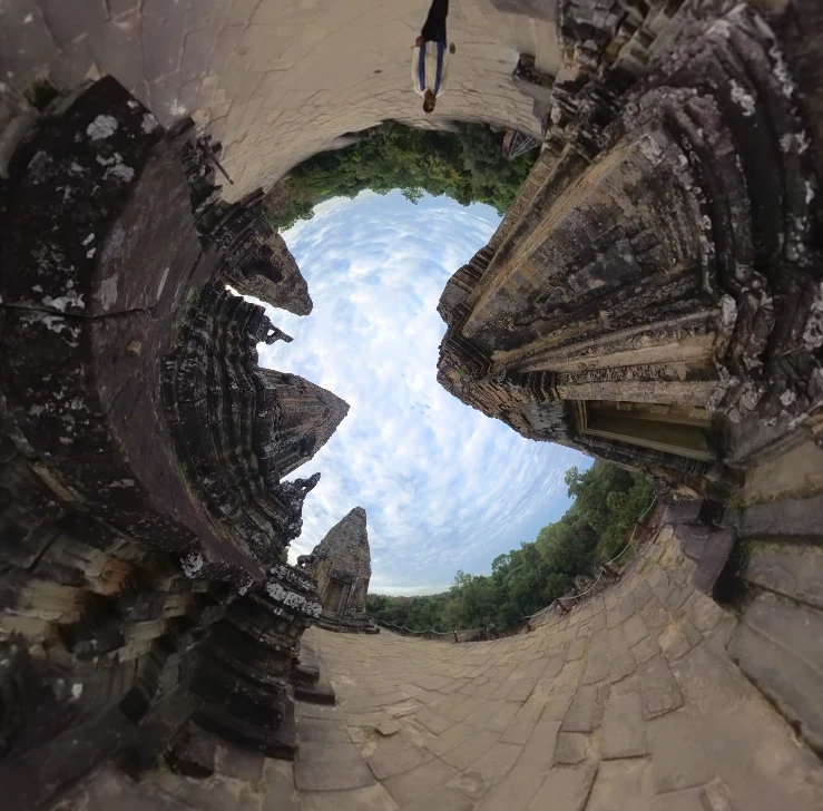 Мы с женой прилетели на сутки с Пхукета. Андрей встретил нас на машине, отвез в отель