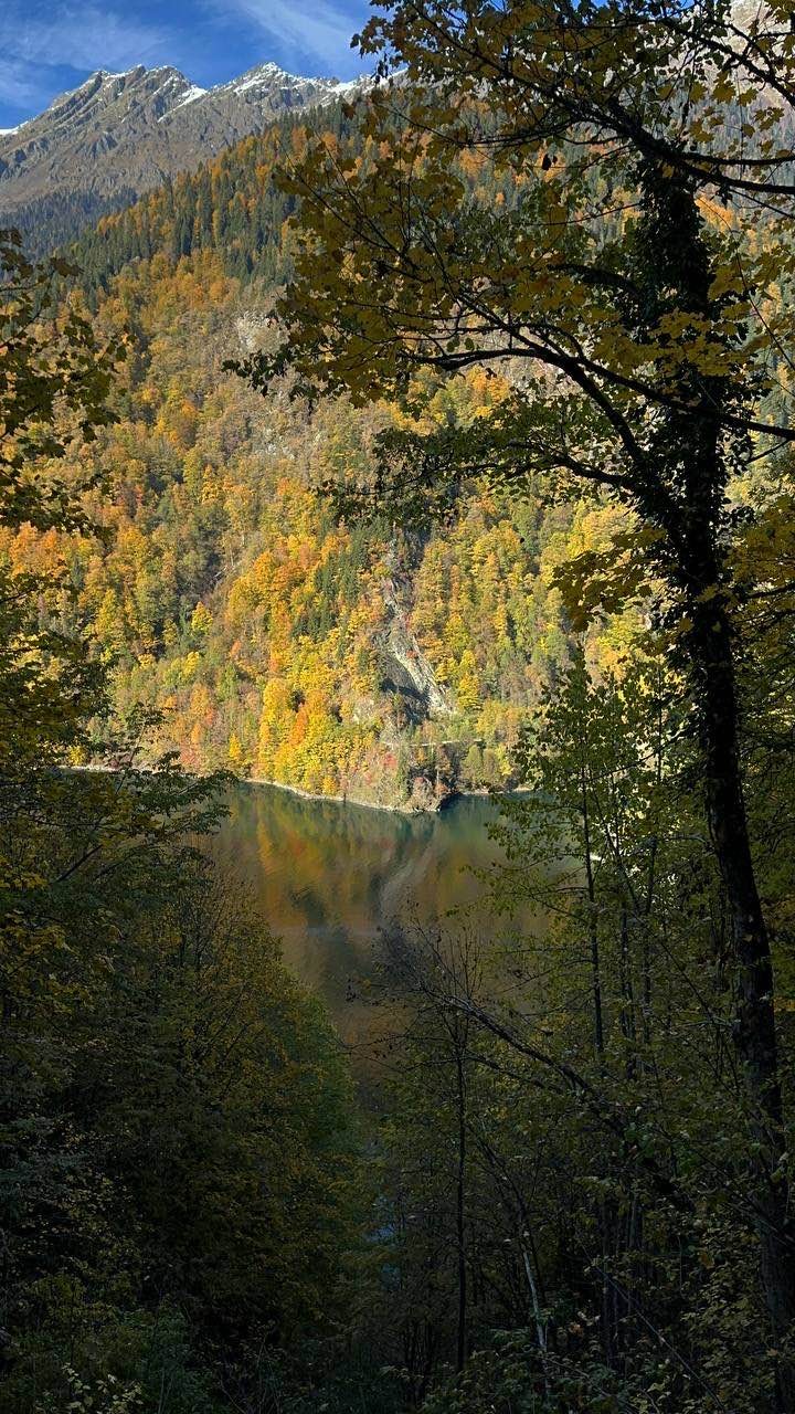Сергей просто прекрасный человек!! Все было круто, показал нам замечательные места и рассказал историю Абхазии. Познакомил