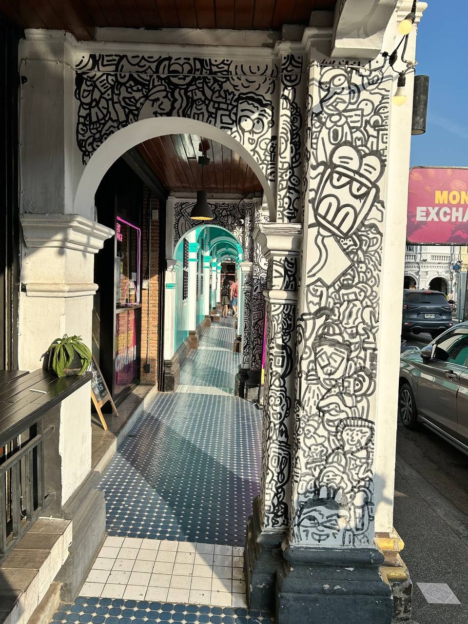 Пхукет-таун хоть и небольшой, но очень многогранный. Мы были тут не первый раз, но на экскурсии