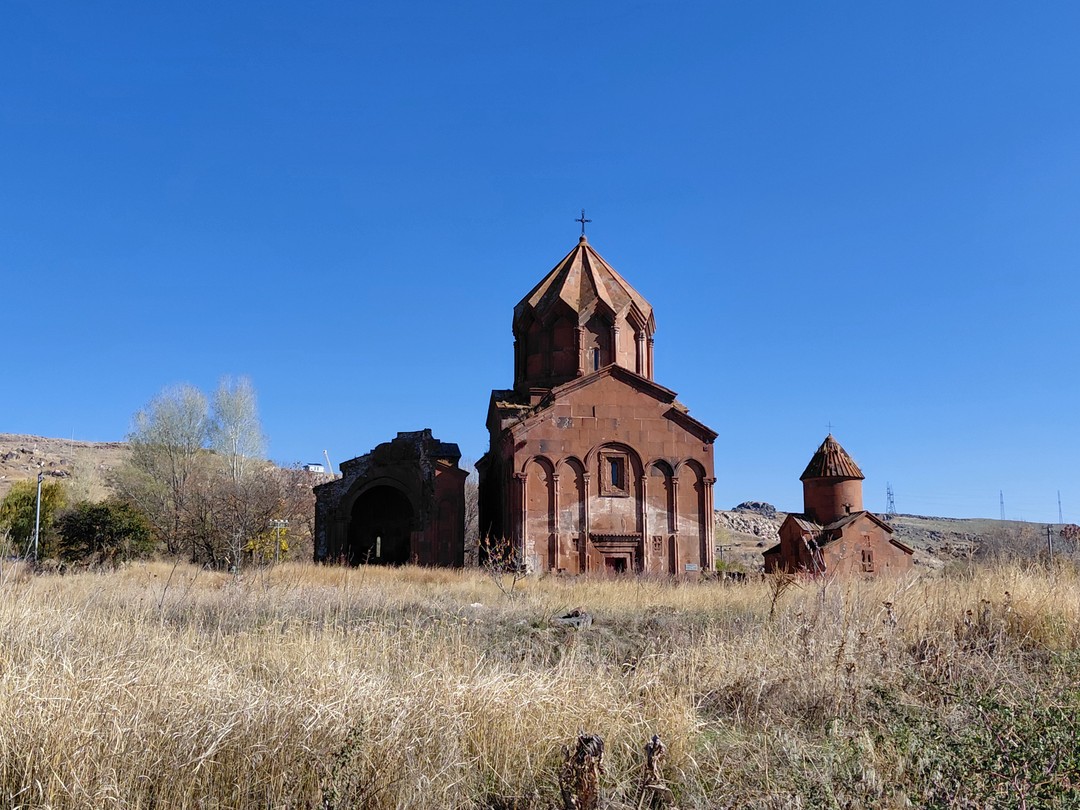 В культурную столицу Армении - Гюмри обязательно езжайте с Багратом. Там вы не только прогуляетесь по