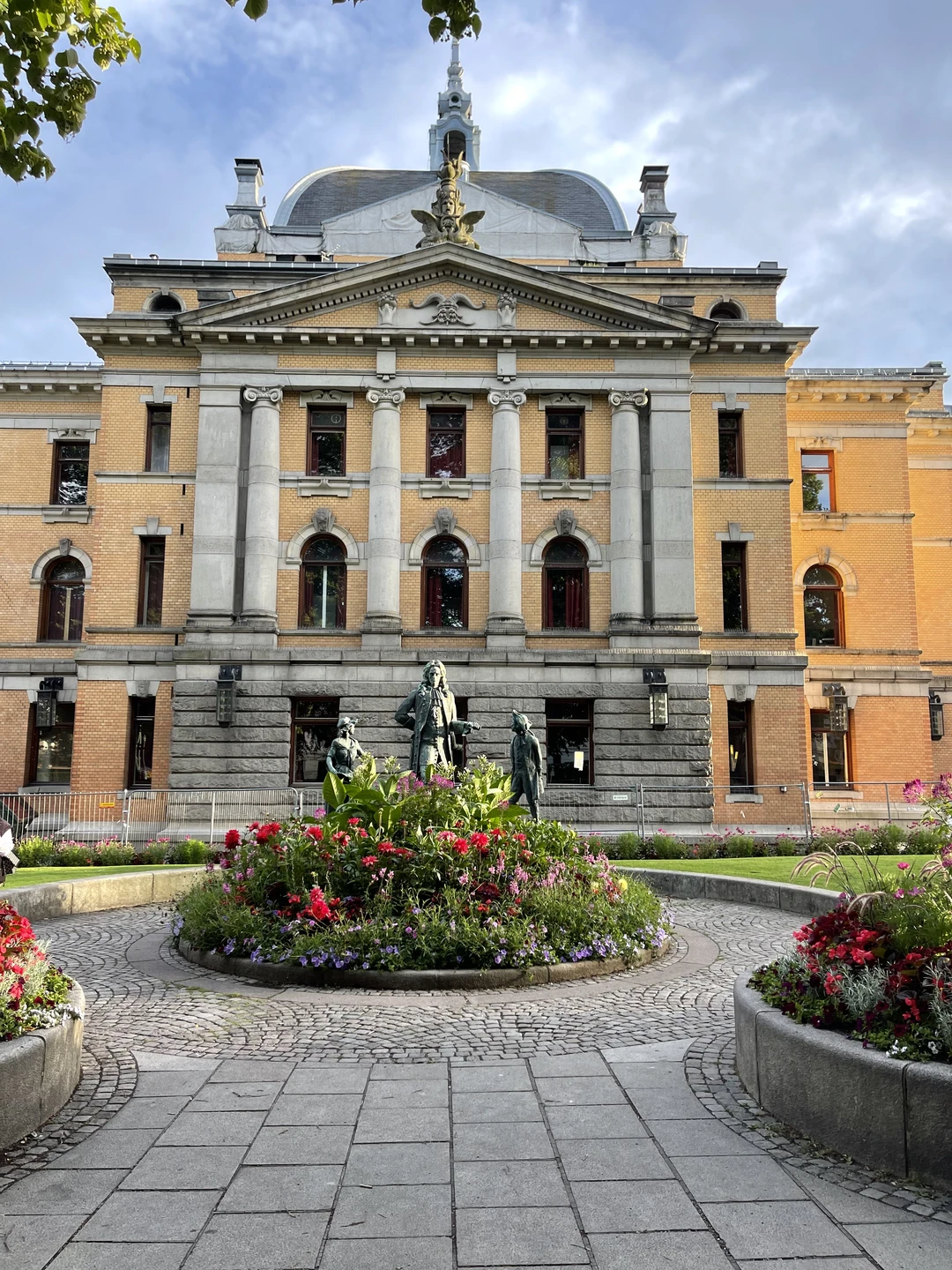 Довольно познавательно, интересно. Осло сам по себе очень интересный город, где главное - это человек, который