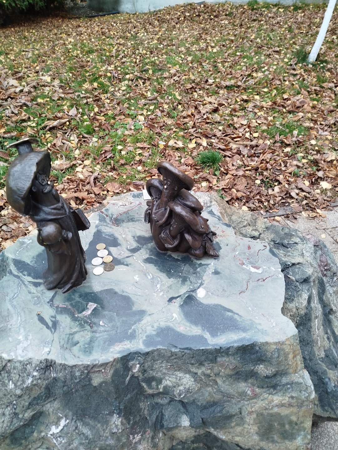 Шикарная прогулка по живой истории. Грамотная, хорошо поставленная речь. Чувствуется, что человек любит свой город