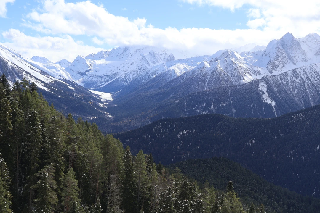 Путь на Архыз сам по себе интересен! По пути много локаций, где можно остановиться, на любой вкус. А с хорошими гидами он становится ещё интереснее