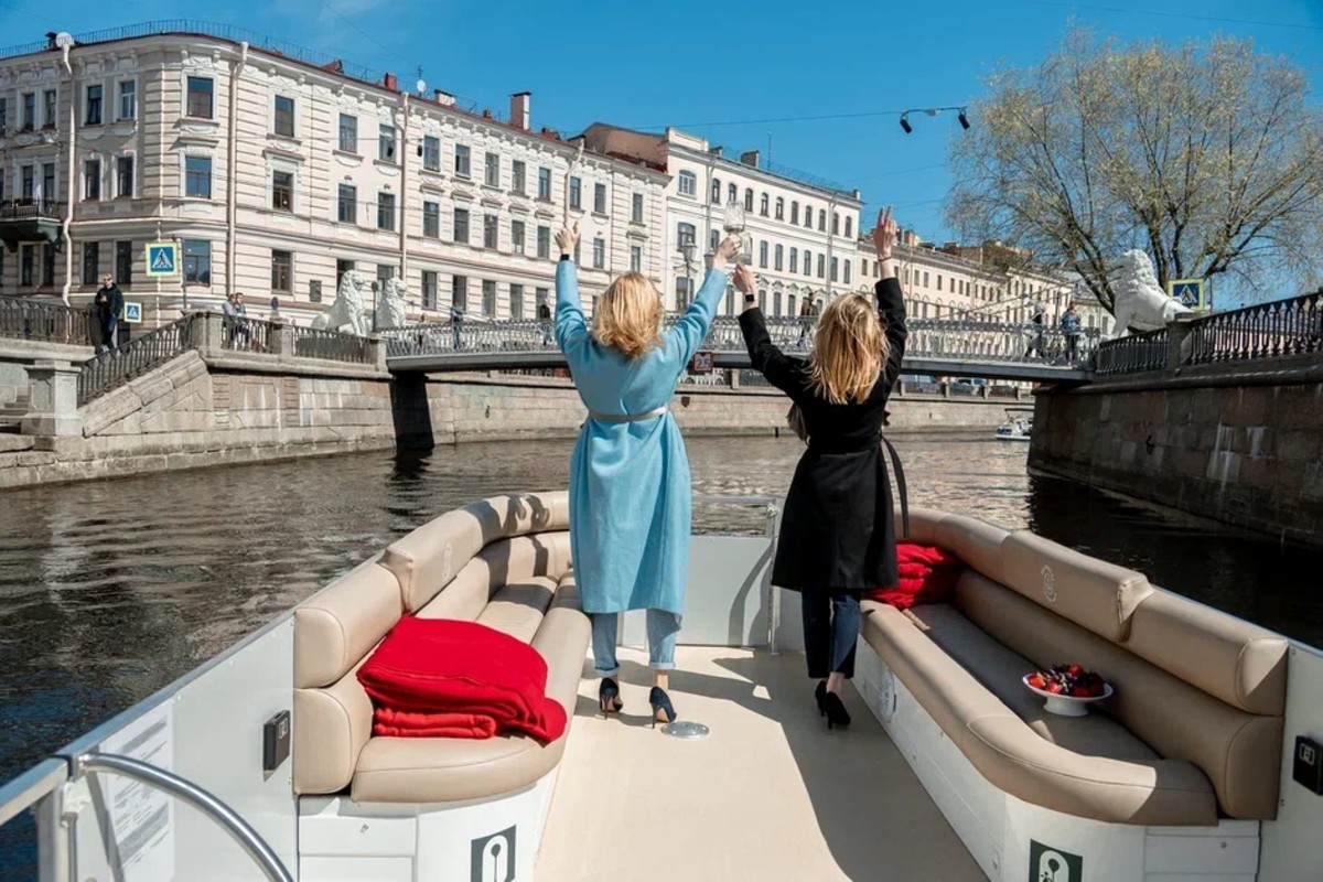 По рекам утреннего Петербурга — на катере и в небольшой группе (2/14)