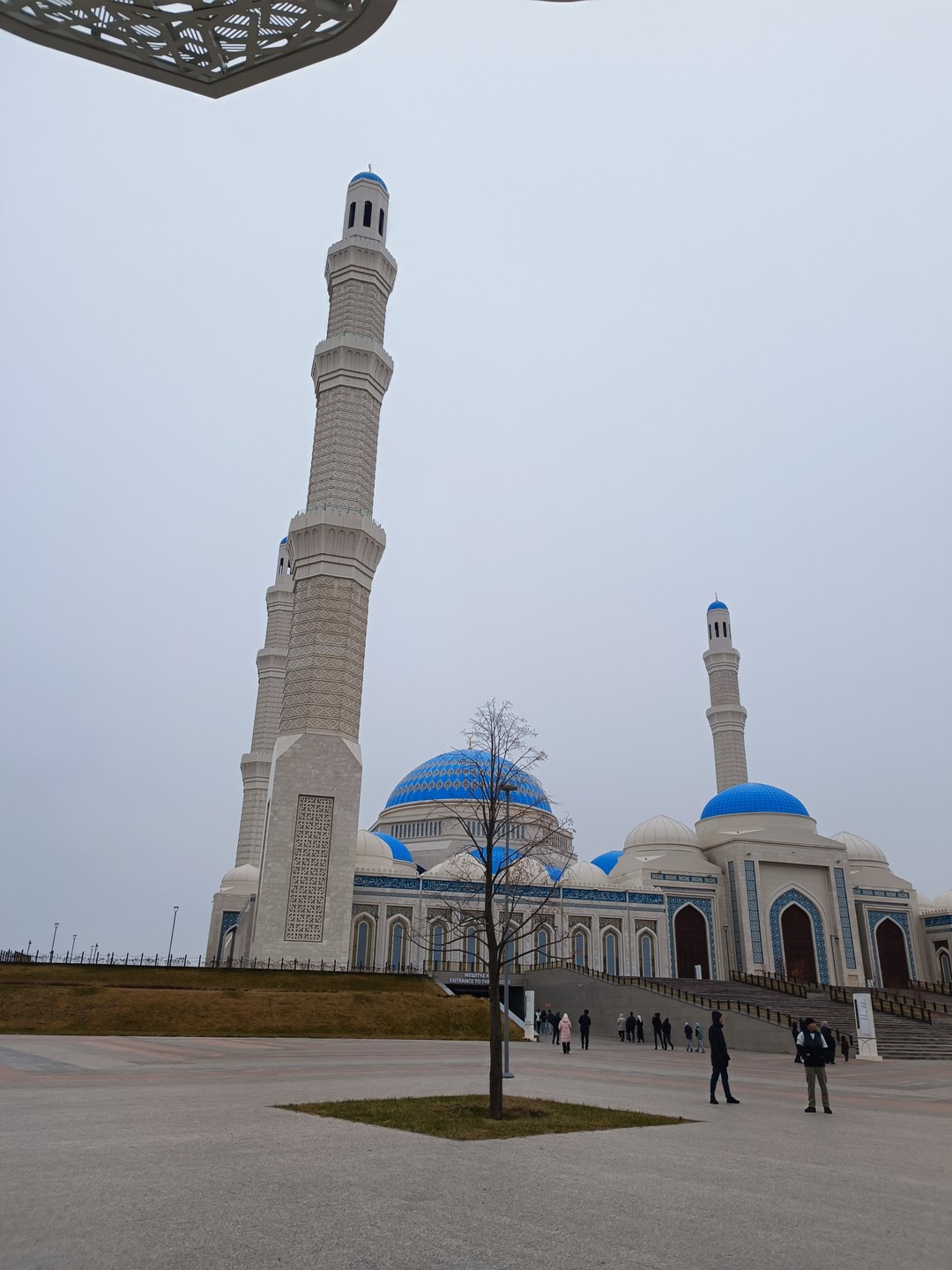 Были на обзорной экскурсии, экскурсовод Дина. Очень позитивный приятный человек. Экскурсия прошла просто великолепно. Прекрасное знакомство