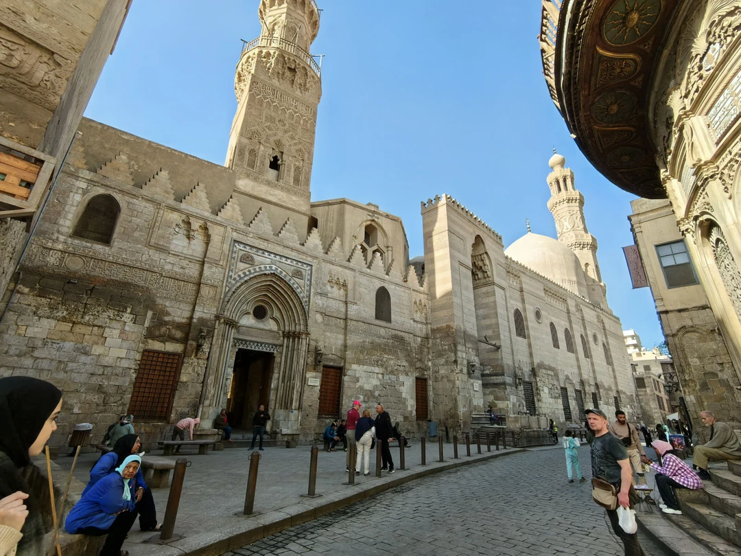 Заказывали комплексно несколько экскурский: два дня гуляли по Каиру с посещением Египетского музея и музея цивилизаций