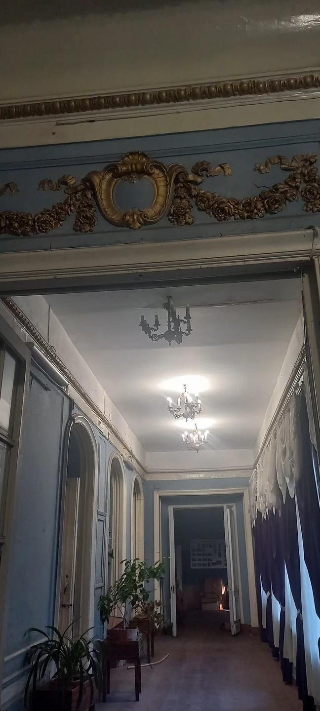 Очень интересно. Пароксы истории в этом здании переплетены.