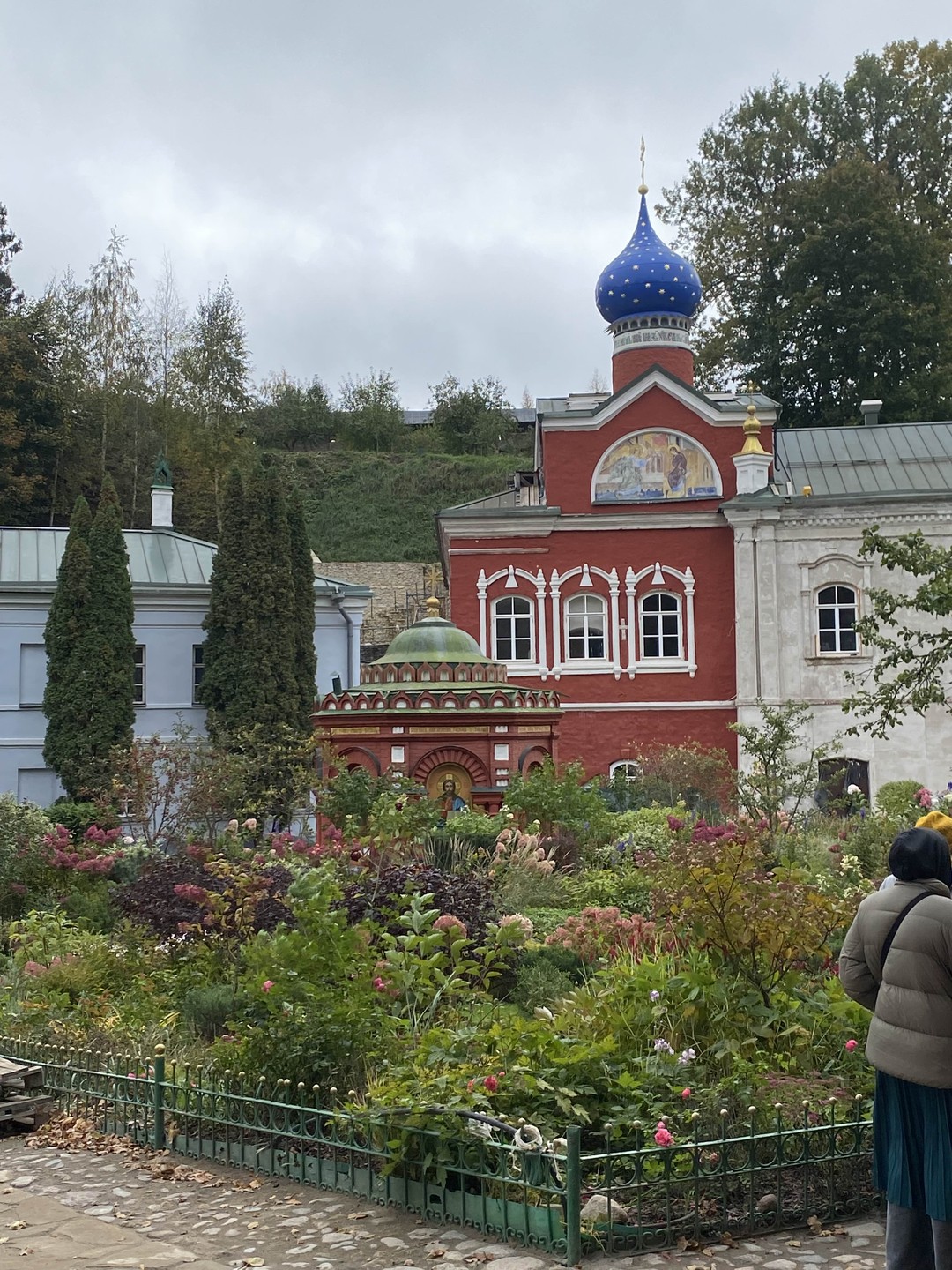Были на экскурсии втроем: взрослый, студент и ребенок 13 лет. Нас встретили у подъезда дома (благо