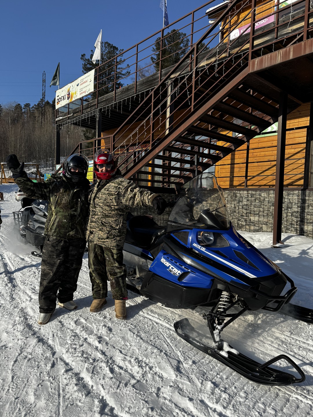 Листвянка — это идеальные «ворота» к величию Байкала, где за пару часов из Иркутска попадаешь в