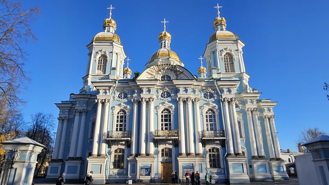 Отличная длинная прогулка по Петербургу. Андрей провёл по ключевым локациям города и рассказал немало интересных историй. Всё было здорово