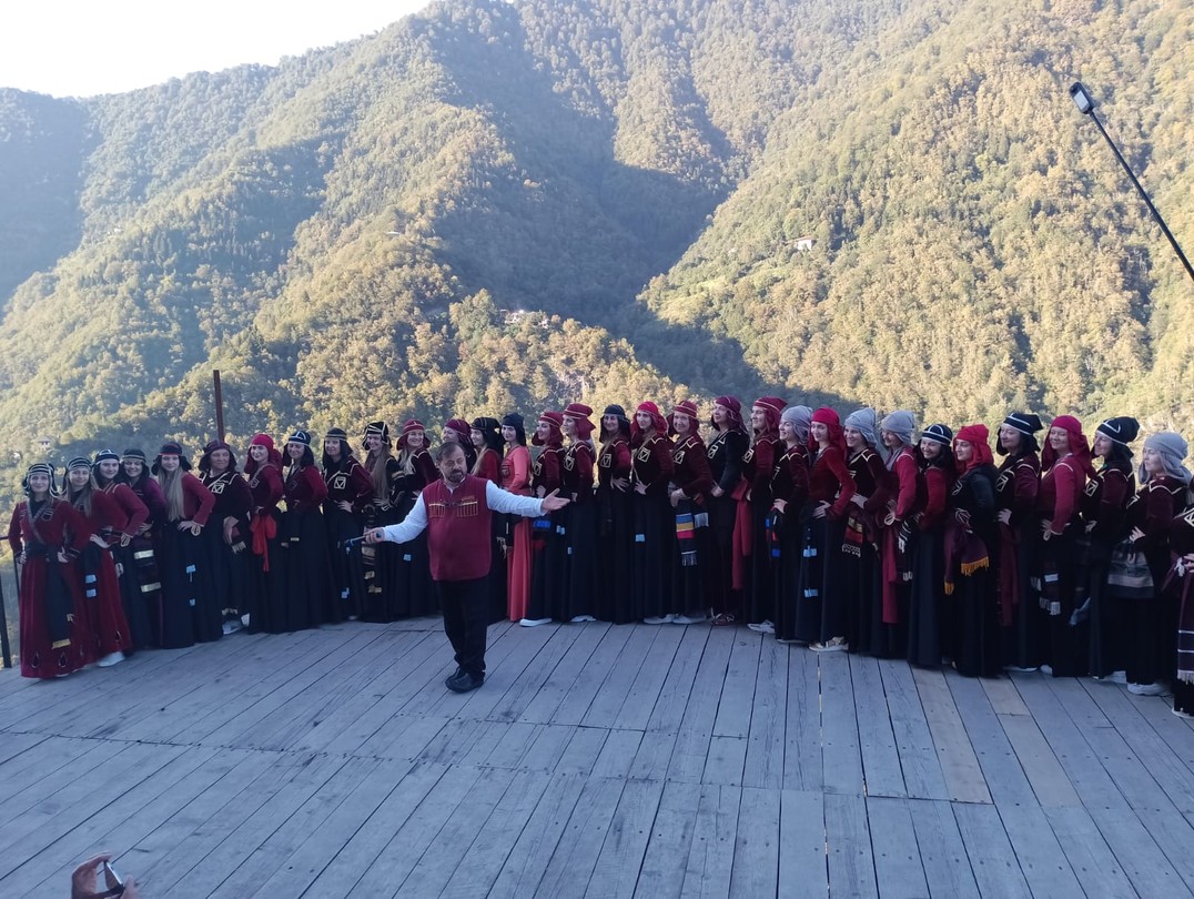 Вчера ездили на индивидуальную экскурсию в горы с гидом-водителем Зазой. Комфортабельный чистый автомобиль, который может ехать