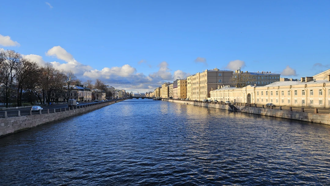 Отличная длинная прогулка по Петербургу. Андрей провёл по ключевым локациям города и рассказал немало интересных историй. Всё было здорово