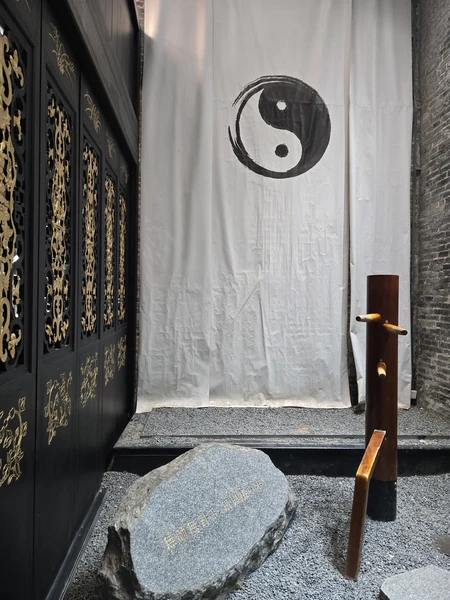 Антон показал нам совершенно потрясающий Гуанджоу! старый город, старинные сады и современные точки красоты города. Ценно