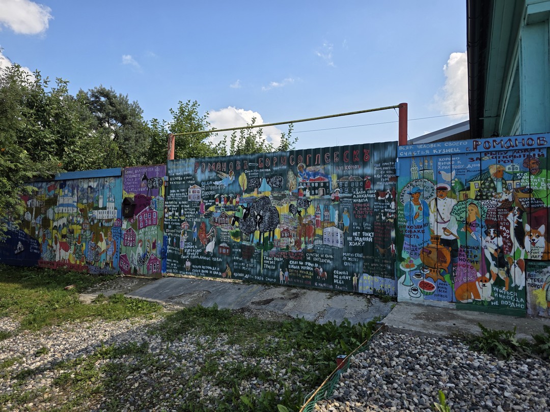 Романо-Борисоглебск - маленький городок с богатой историей. Здесь нет моста между романовским и борисоглебским берегами, поэтому