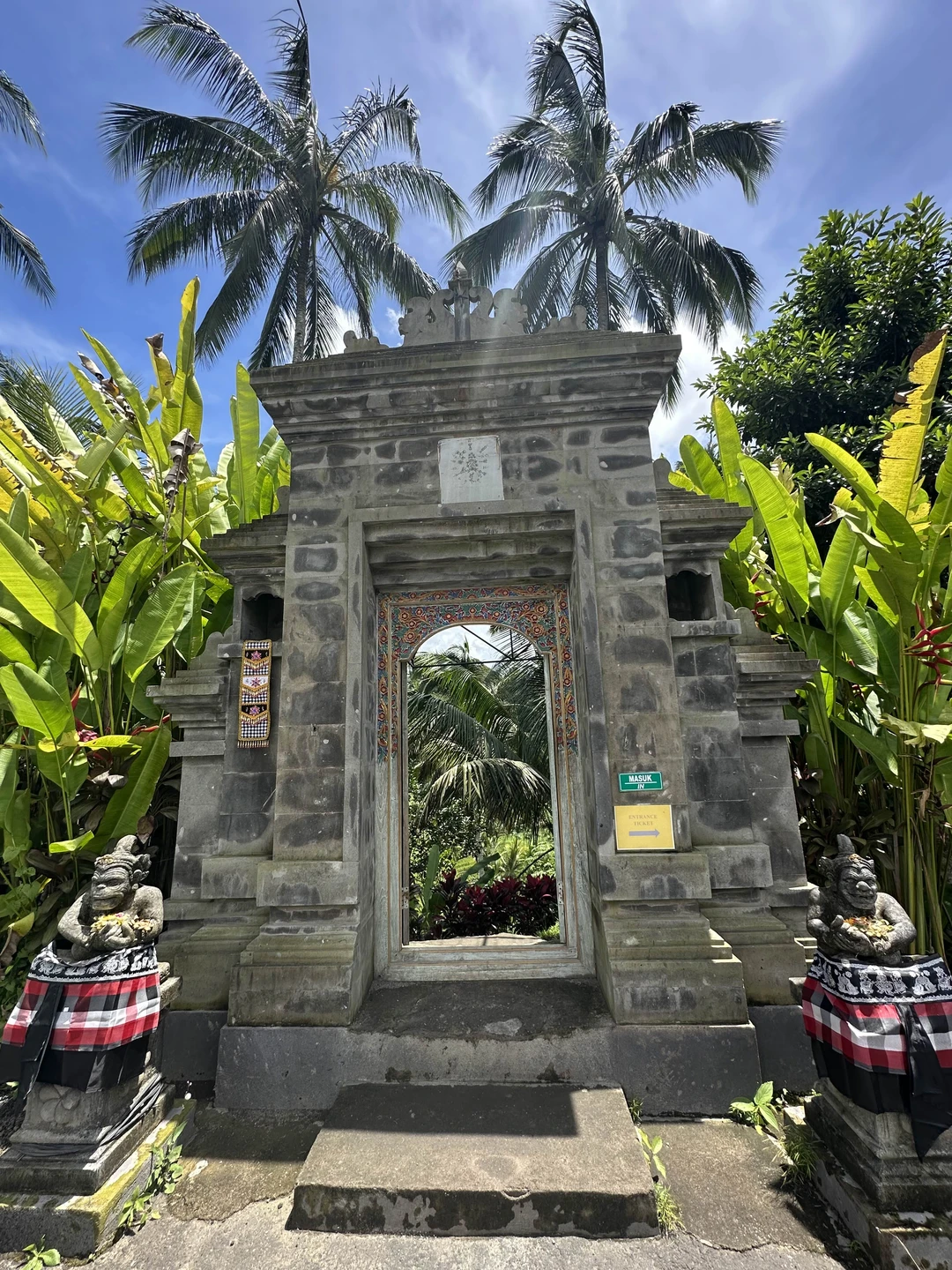 Мы семьей 5 человек провели целый день в путешествии по Бали, которую организовал и просел Мади