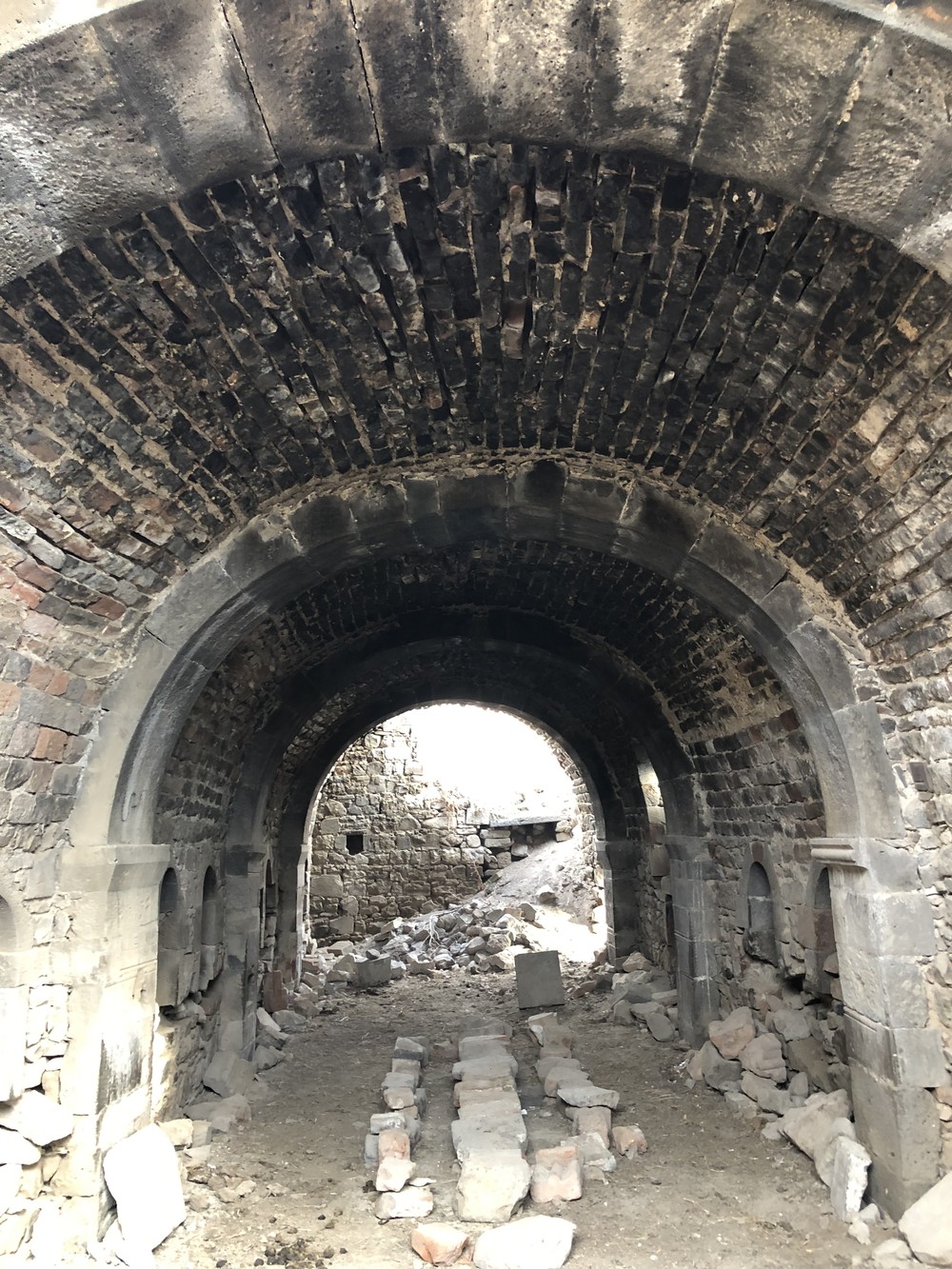 Пешком к заброшенному монастырю Авуц Тар — из Еревана (6/18)