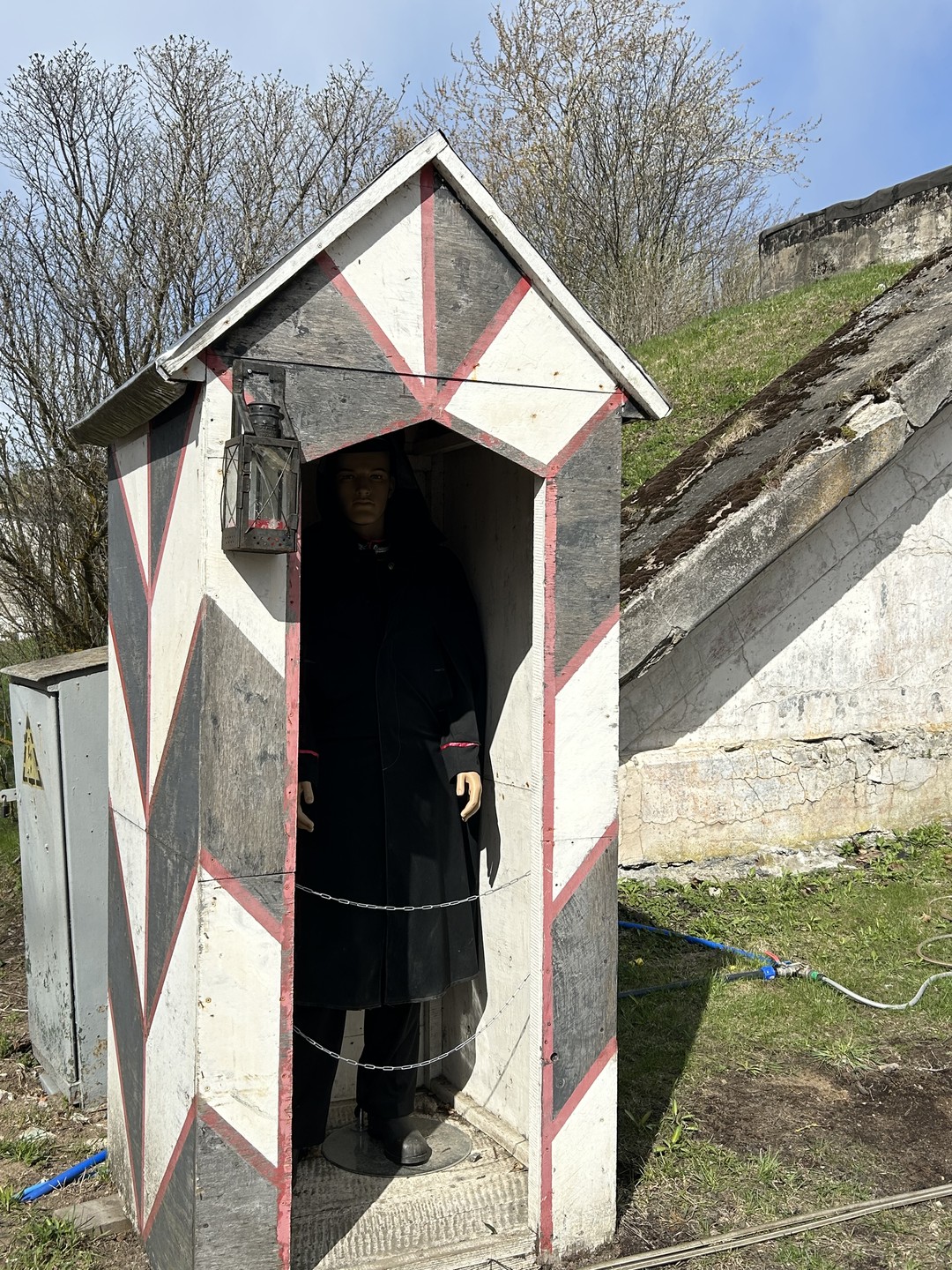 Приехали к месту назначения, с трудом поняли, что территория, где машины стоят, и есть заявленная бесплатная