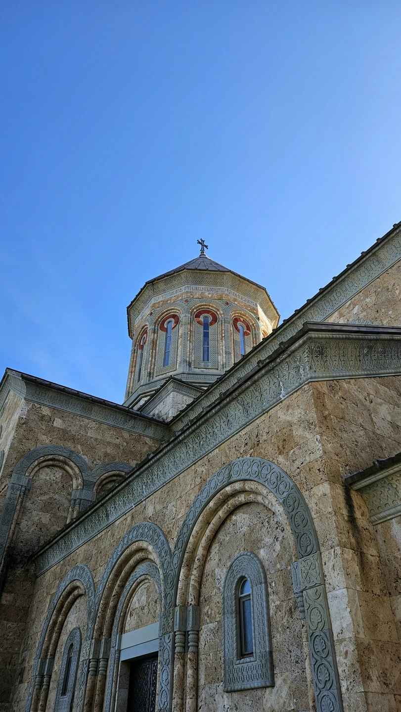 Отличная экскурсия по Кахетии, которая идеально сочетает природу, историю и гастрономию. Очень понравились виды на долину