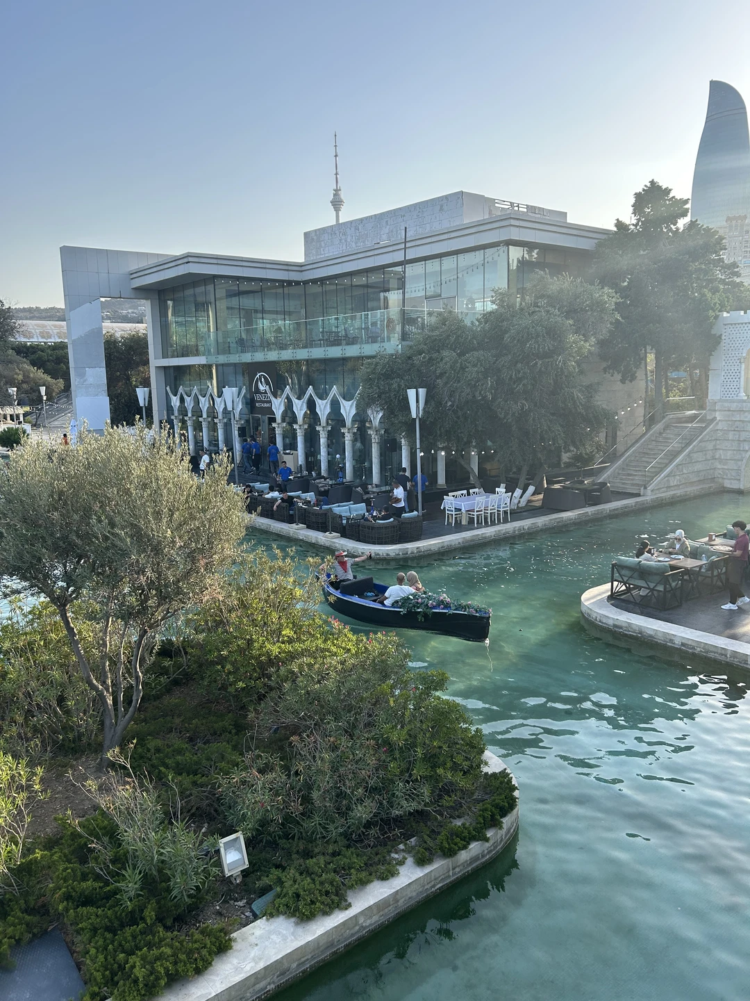 Прекрасный гид Эльмир. Очень открытый, позитивный, харизматичный и эрудированный. Рассказал интересно и много про традиции, историю