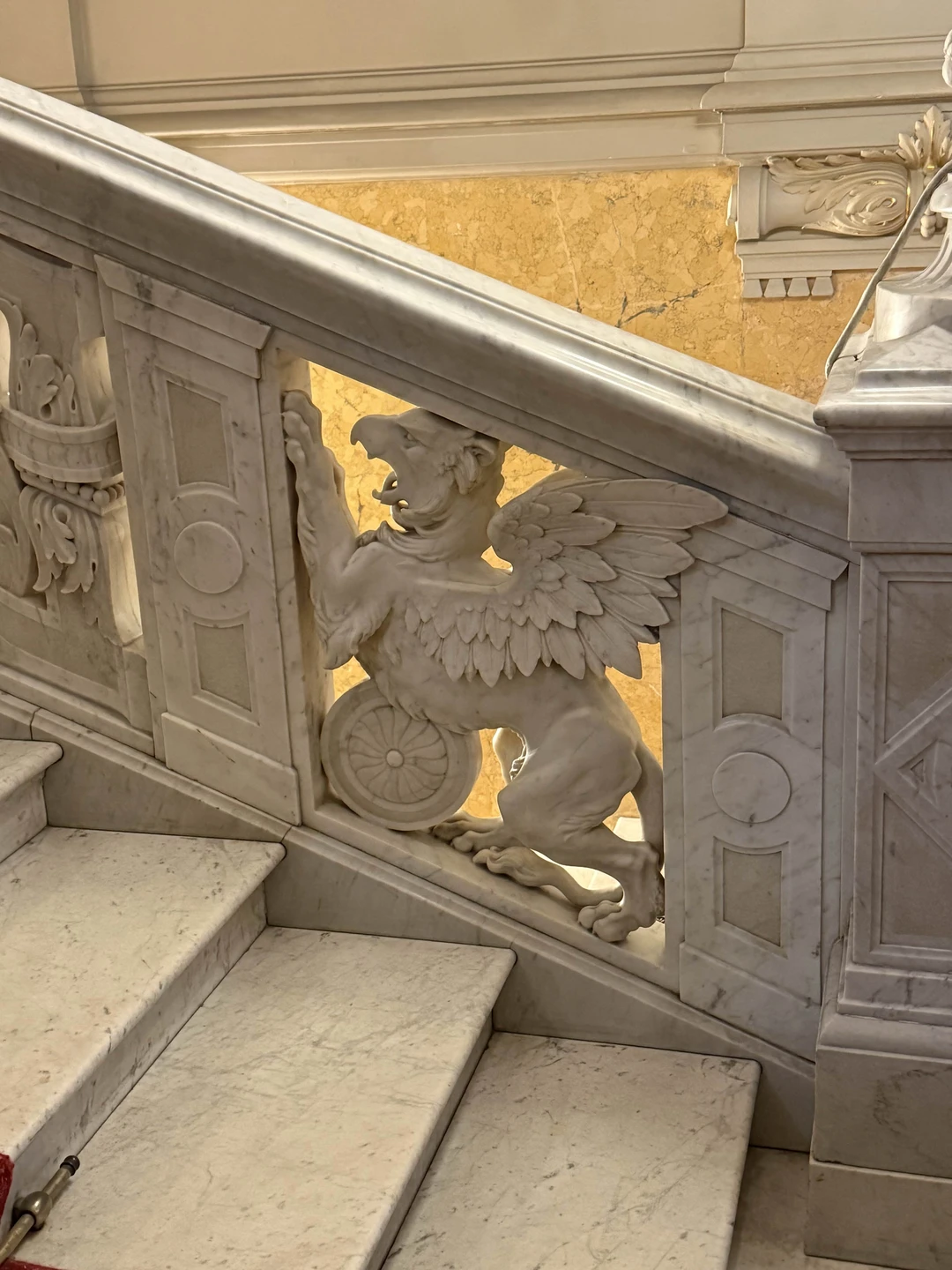 Прекрасный экскурсовод. С любовью и очень интересно рассказала нам о князе Владимире и его семье. Дворец