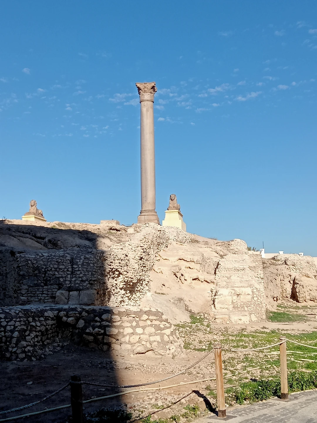 Гидом на нашей экскурсии был Мохамед (похож на футбольного тренера Рашида Рахимова). В первый день посетили