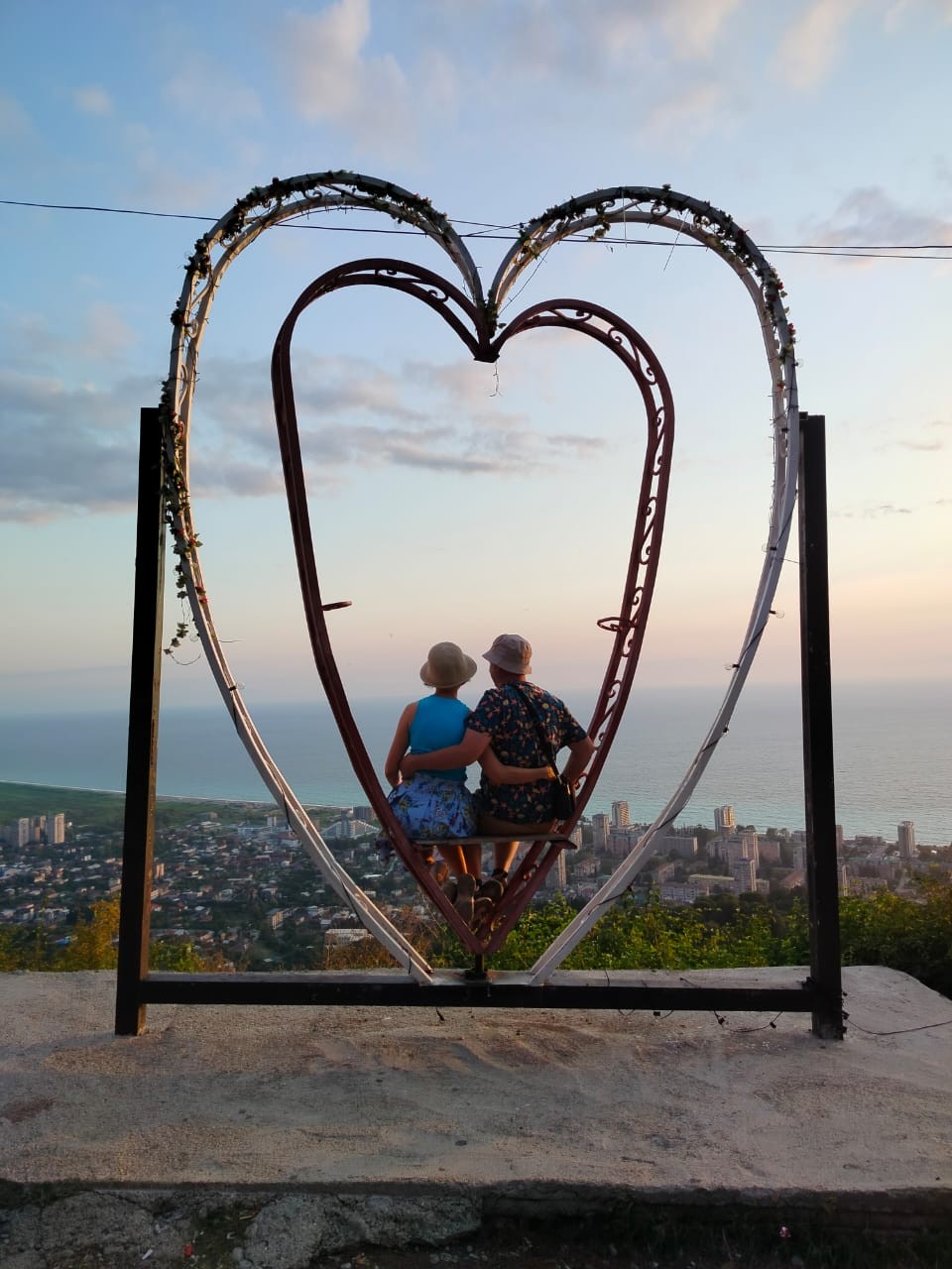 Не особо впечатлила, когда добрались до Приморского парка было уже темно, поэтому разглядеть ничего не смогли.