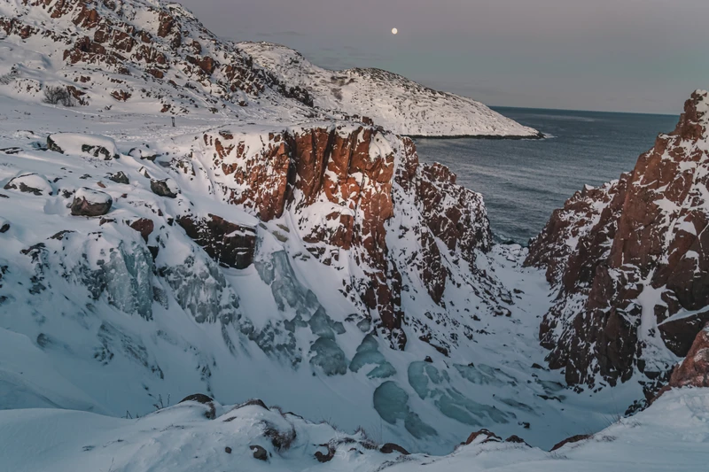 Тур-приключение в мини-группе: Териберка и Хибины, снегоходы, морская прогулка и айс-флоатинг