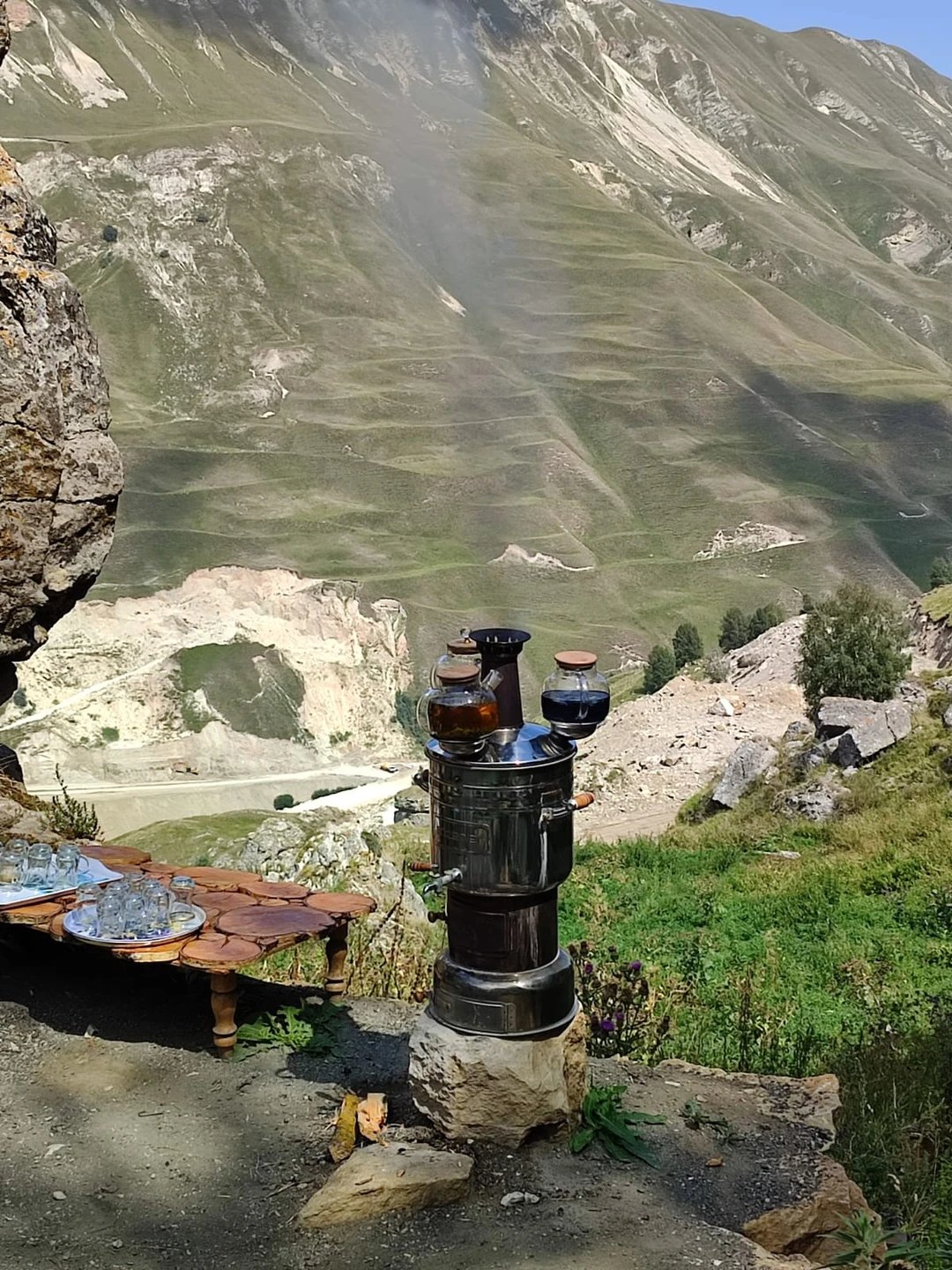 Нам повезло, нас было всего 8 человек, ездили на 19-местном мерседесе, было просторно и не жарко