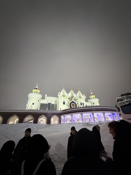 прекрасная вечерняя обзорная экскурсия. всего понемножку, ребенок 9 лет был в восторге от рассказов экскурсовода. мы