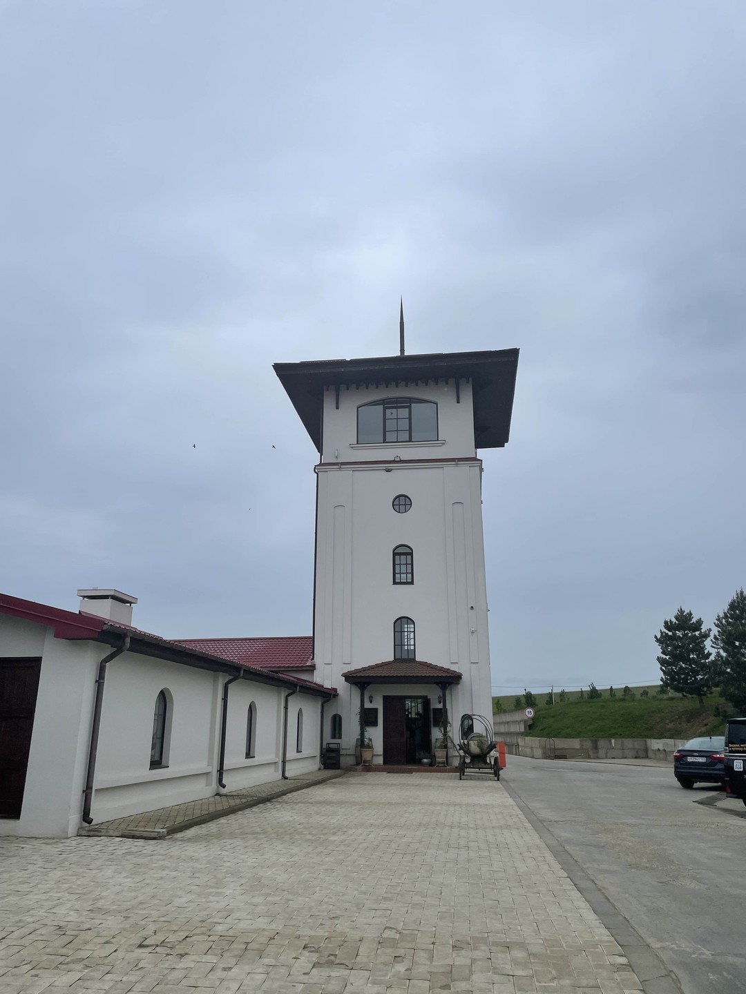 Наталья - ходячая энциклопедия, как темы виноделия, так и всего региона. Низкий поклон таким профессионалам, которые