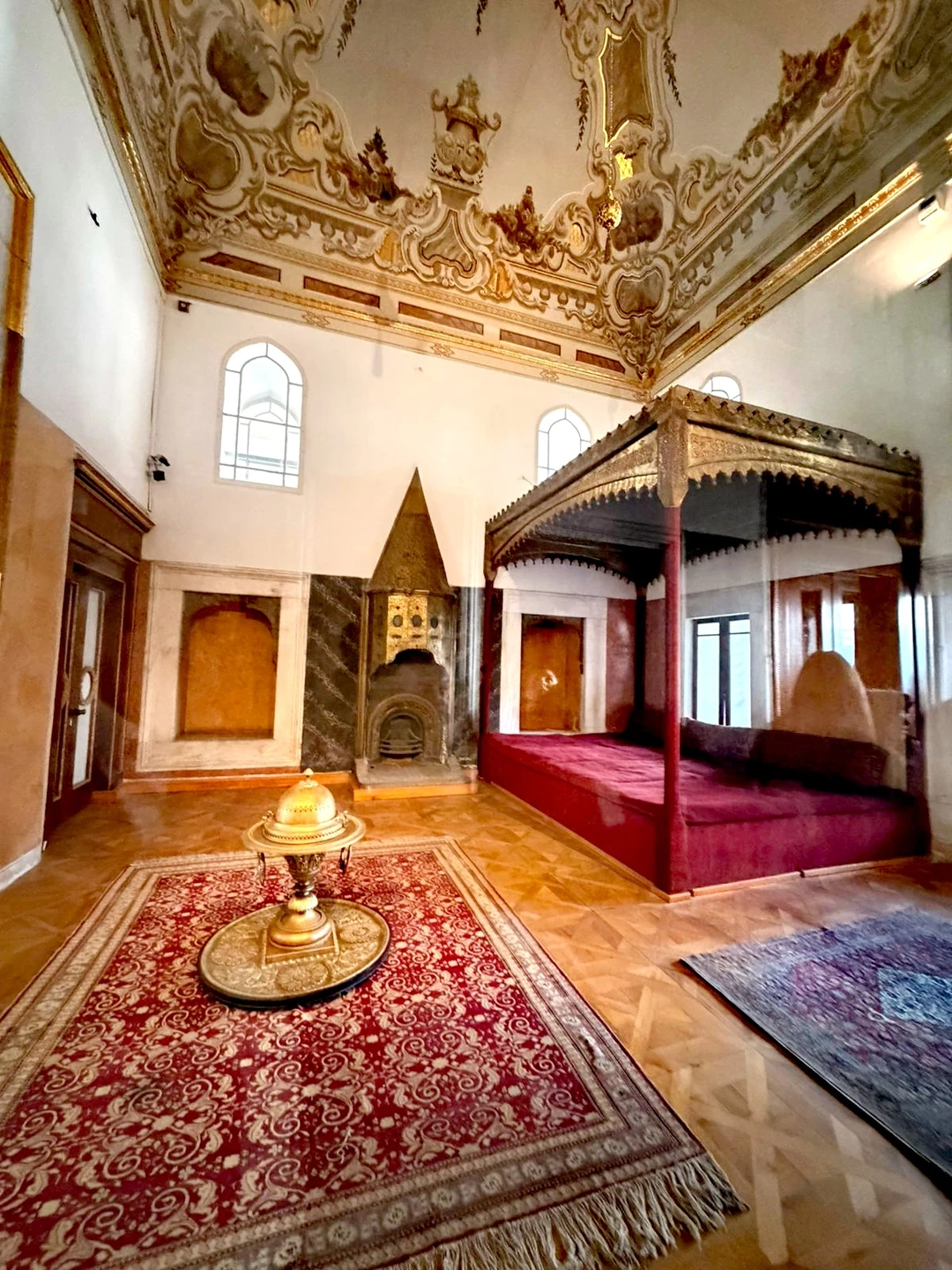 Посетили Дворец Топкапы с экскурсоводом Рашидом. 3 часа пролетели незаметно. Рашид - грамотный специалист, настолько интересно